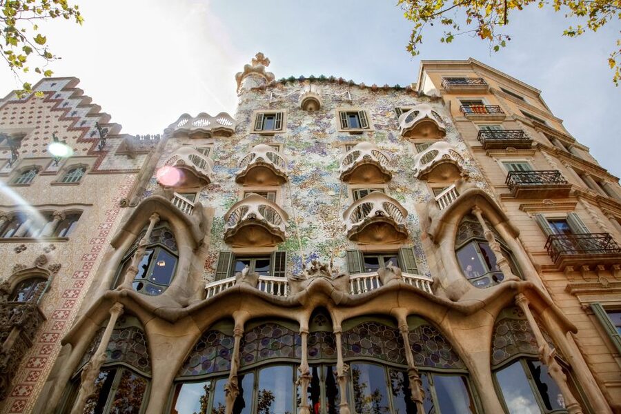 Barcelona Historical 3-Hour Bike Tour - Casa Mila and Casa Batllo on the Eixample streets