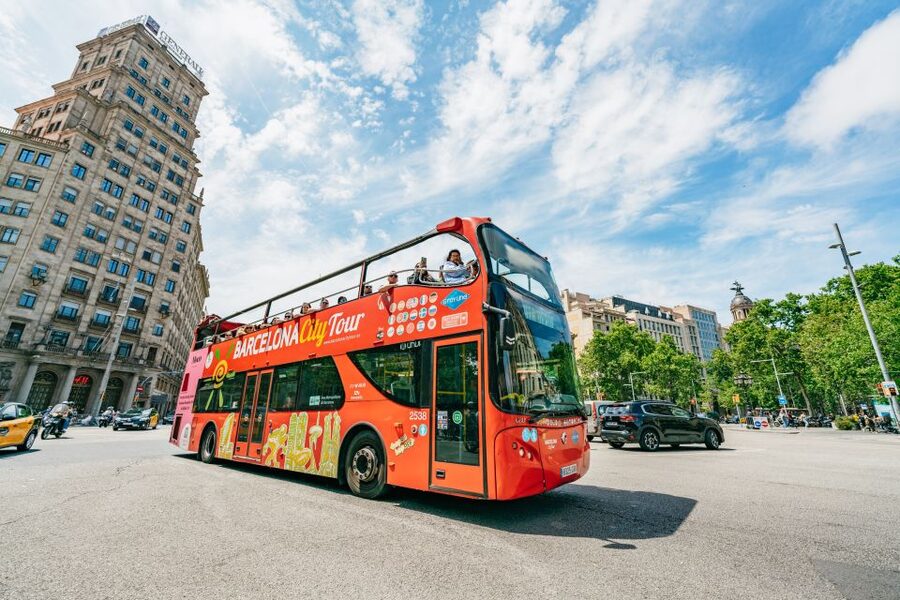 Barcelona: Hop-On Hop-Off Bus & Aquarium Tour - The green east route along the coast and Gaudí sights