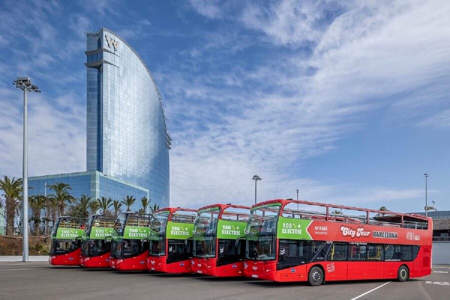 Barcelona: Hop-On Hop-Off Bus & Aquarium Tour - Barcelona Aquarium and the Oceanarium tunnel
