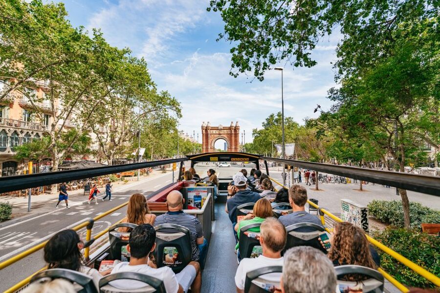 Barcelona: Hop-On Hop-Off Bus & Aquarium Tour - Who should book this experience
