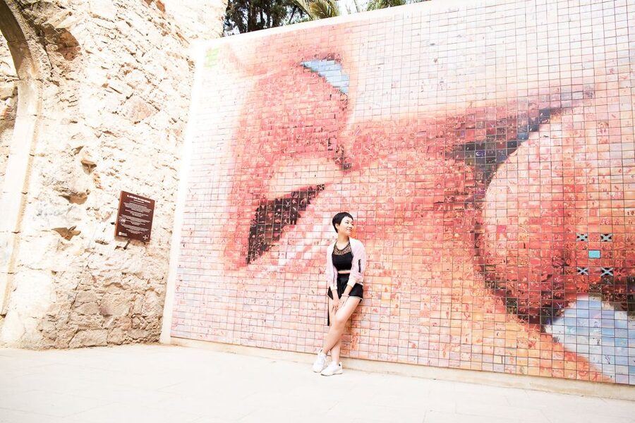 Barcelona: Instagram Tour of the Most Scenic Spots - How the photographers handle posing and groups