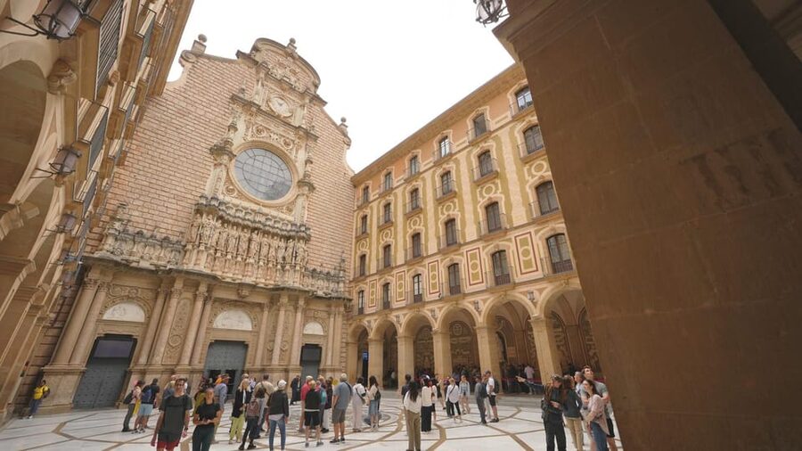 Barcelona: Montserrat Tour with Lunch & Wine Tasting Option - Group size, guides, and the feel of the day