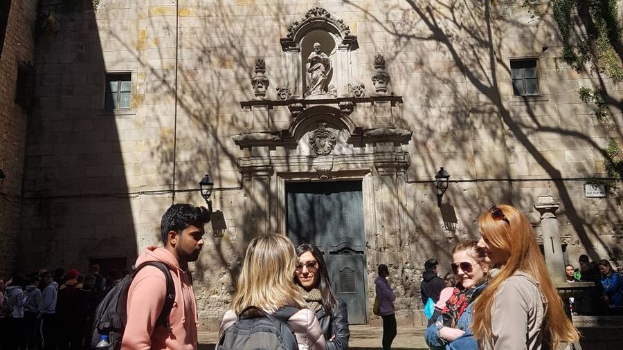 Barcelona: Old Town and Gothic Quarter Walking Tour - Timing, price, and practical comfort
