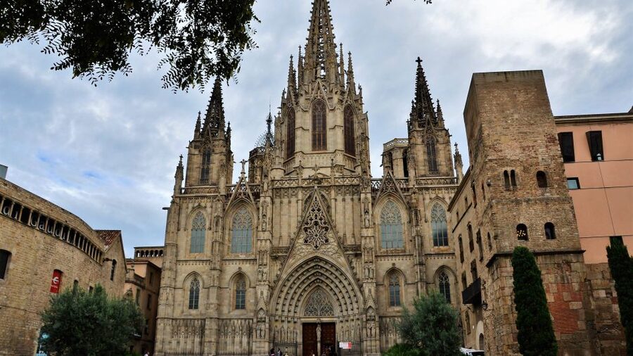 Barcelona: Old Town and Gothic Quarter Walking Tour - Roman walls and the Pati Llimona baths