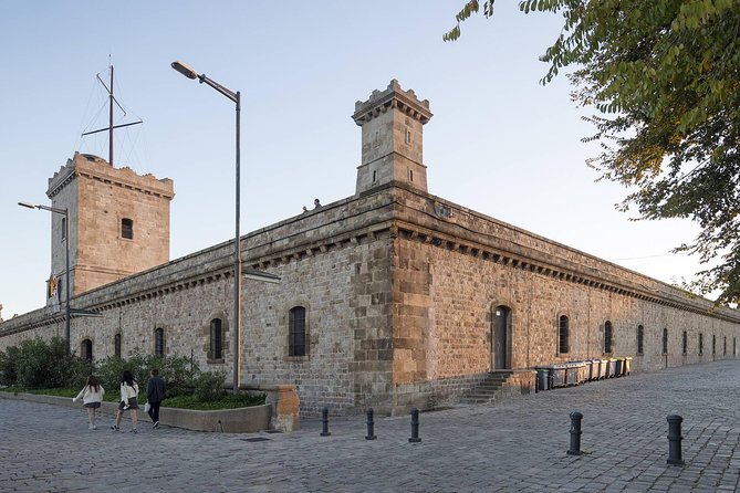 Barcelona: Old Town, Montjuic Castle, Cable Car Small Group Tour - Raval and Botero’s enormous cat