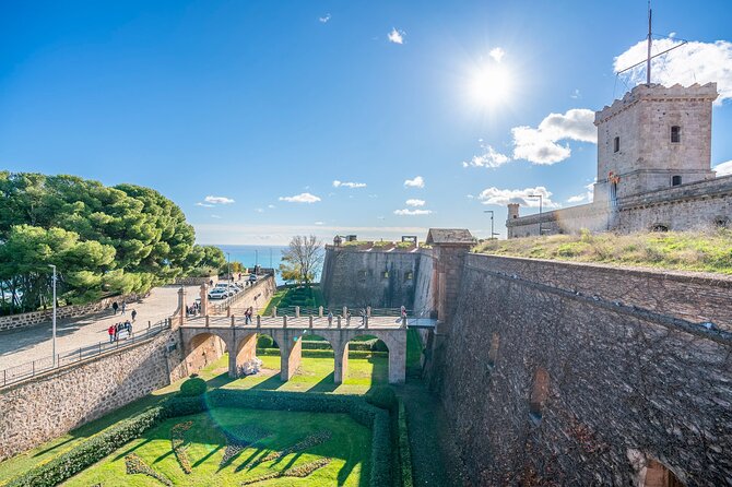 Barcelona: Old Town, Montjuic Castle, Cable Car Small Group Tour - The best views arrive at Parc de Montjuïc