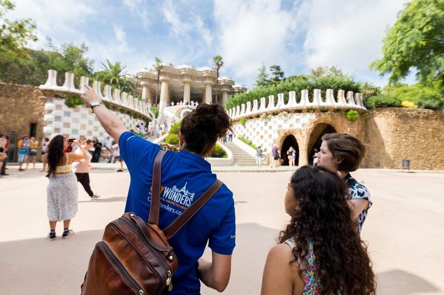 Barcelona: Park Guell Guided Tour with Skip The Line Entry - What the guide quality adds