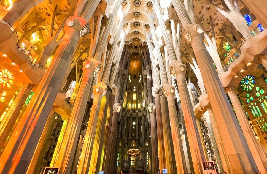 Barcelona: Park Güell & La Sagrada Familia Tickets and Tour - The short private bus ride to La Sagrada Família