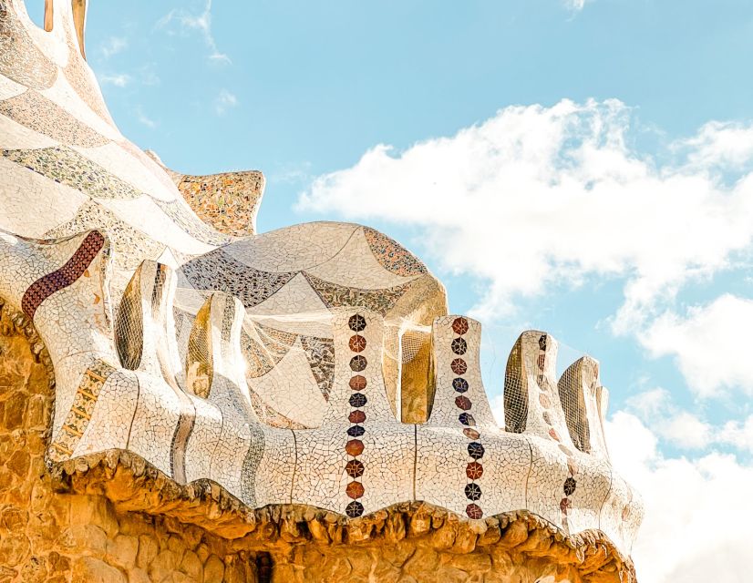 Barcelona: Park Güell & La Sagrada Familia Tickets and Tour - Entering La Sagrada Família’s five aisles
