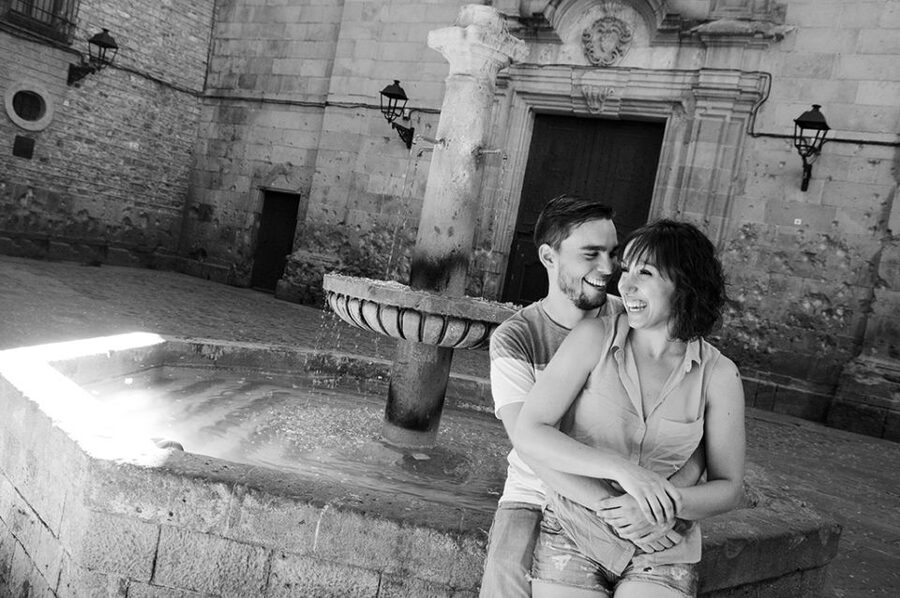 Barcelona: Photoshoot Tour Old Town - Old Town lanes, stories, and posing practice