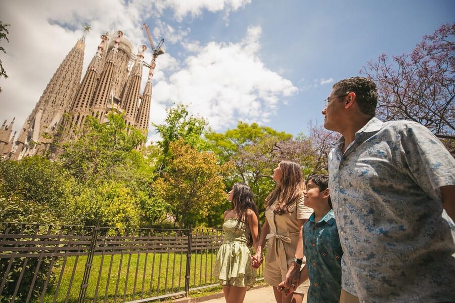 Barcelona: Professional Photoshoot Outside Sagrada Familia - A polished Sagrada Familia memory in 30 to 45 minutes