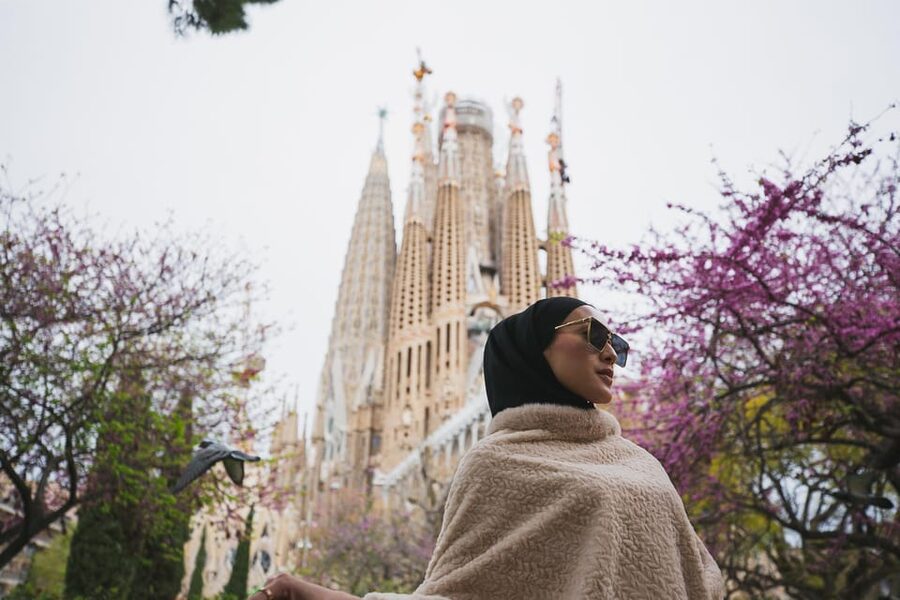 Barcelona: Professional Photoshoot Outside Sagrada Familia - Who will get the most from this photo session?