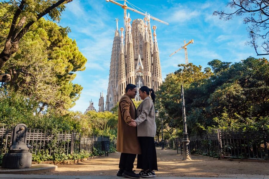 Barcelona: Professional Photoshoot Outside Sagrada Familia - Small details that make the session run better