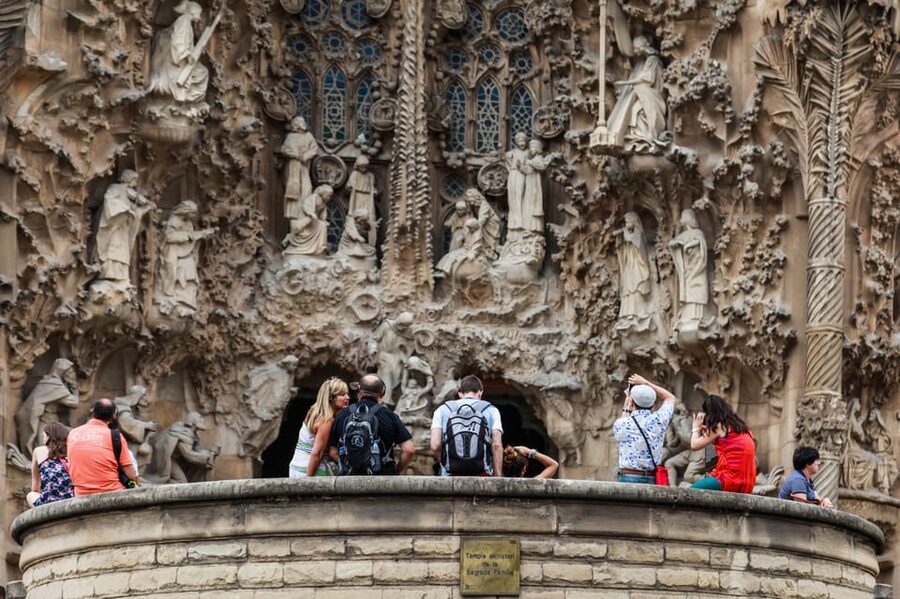 Barcelona: Sagrada Familia and Park Guell Combo Guided Tour - The move between the two attractions