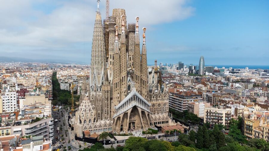 Barcelona: Sagrada Familia and Park Guell Combo Guided Tour - What makes Sagrada Família worth the ticket