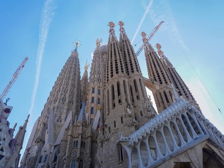 Barcelona: Sagrada Familia and Park Güell Tour - Walking, Clothing, and Other Practical Details