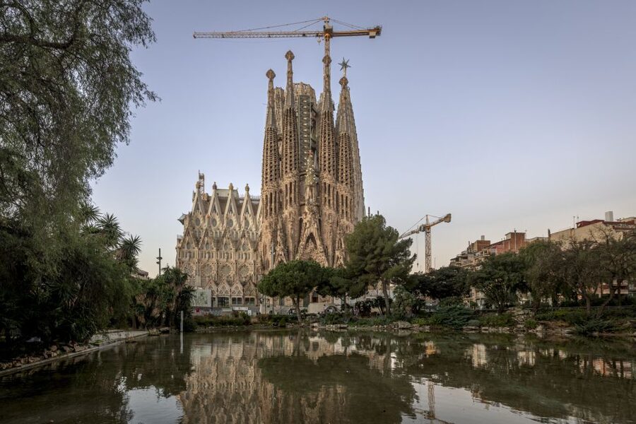 The Sagrada Fam&iacute;lia reflected in the park pond, Barcelona