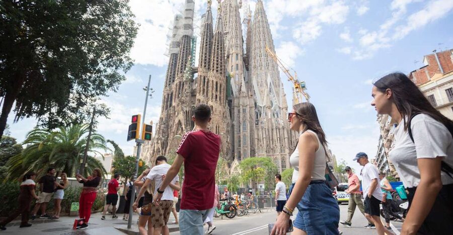 Barcelona: Sagrada Familia Fast Track Guided Tour - Why Sagrada Família is worth seeing with a guide