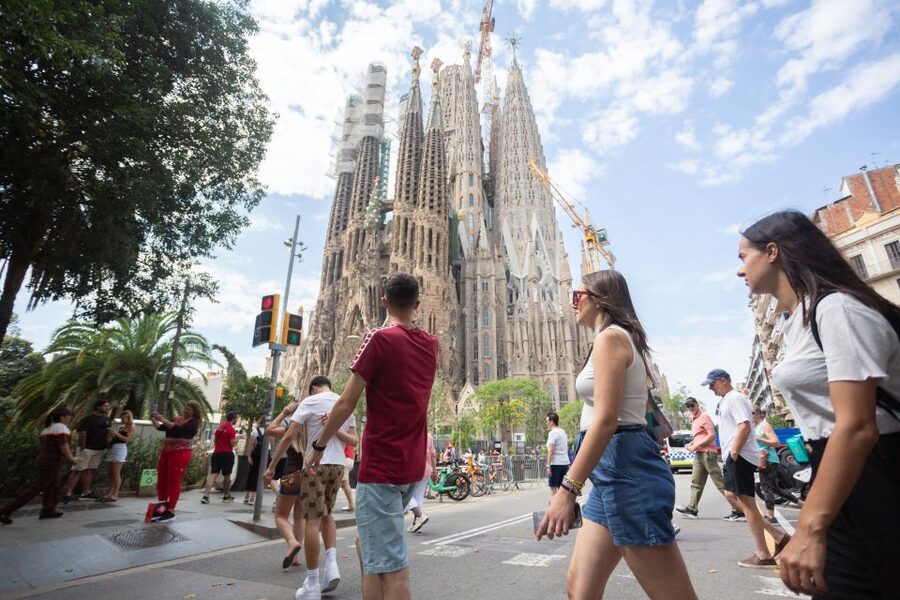 Barcelona: Sagrada Familia Fast-Track Guided Tour - Fast-Track Entry Still Includes Security