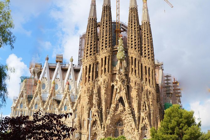 Barcelona: Sagrada Familia Fast Track Tour with Tower Option - The tower option: worthwhile views with real limitations