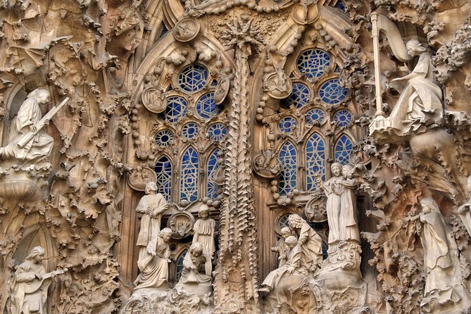 Barcelona: Sagrada Familia Fast Track Tour with Tower Option - Clothing, weather, and ticket rules