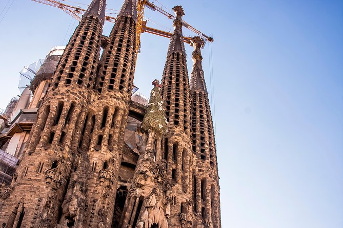 Barcelona: Sagrada Familia Fast Track Tour with Tower Option - The guides make the difference