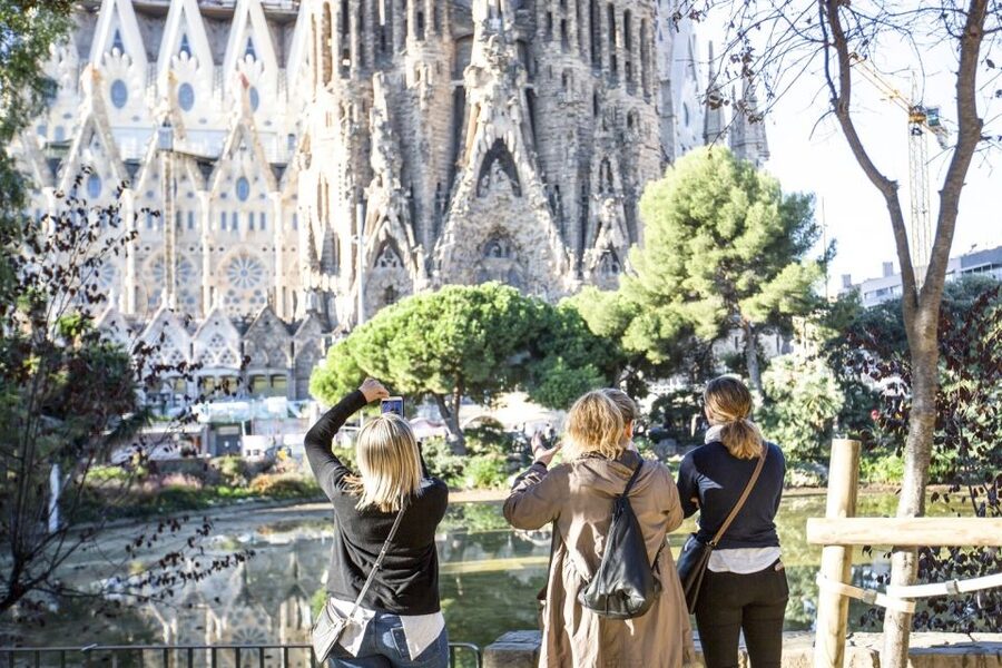 Barcelona: Sagrada Familia Guided Tour with Tower Access - Clothing, comfort, and timing tips
