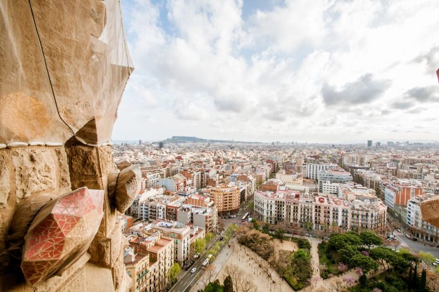 Barcelona: Sagrada Familia Guided Tour with Tower Access - Reading the natural forms inside Sagrada Familia