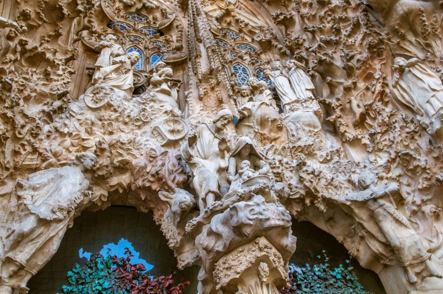 Barcelona: Sagrada Familia Guided Tour with Tower Access - Understanding the façades and Catalan trencadís