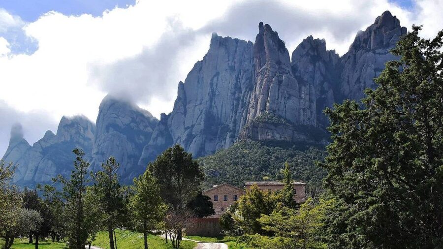 Barcelona: Sagrada Familia & Montserrat Full-Day with Pickup - Entering Sagrada Familia with a reserved time