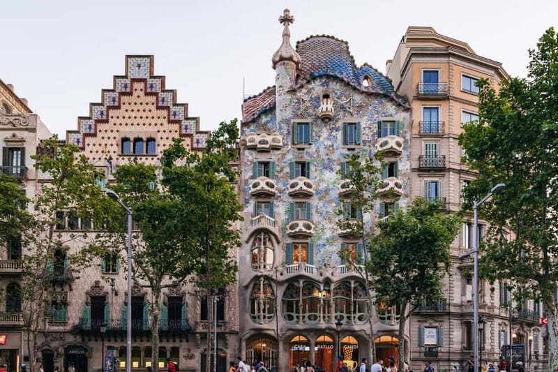 Barcelona: Sagrada Familia or Coastal City Sights by eBike - Casa Milà and Casa Batlló