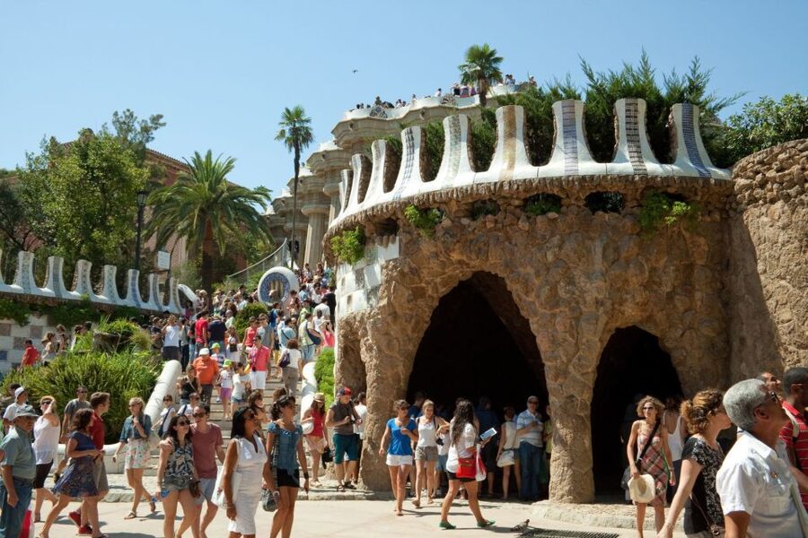 Barcelona: Sagrada Familia & Park Güell Guided Tour & Ticket - What the bilingual format feels like