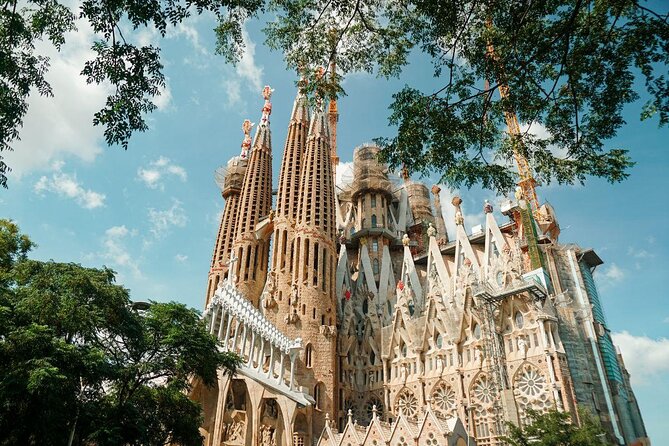 Barcelona: Sagrada Familia & Park Guell Guided Tour + Transfer - Why these two Gaudí sights work well together