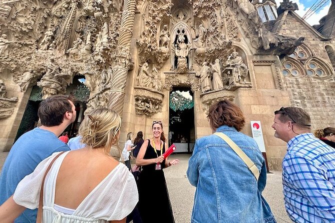 Barcelona: Sagrada Familia & Park Guell Guided Tour + Transfer - Lunch and the transfer across Barcelona