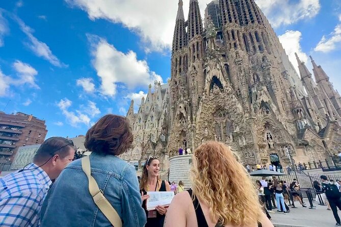 Barcelona: Sagrada Familia & Park Guell Guided Tour + Transfer - Guide quality is a major part of the value