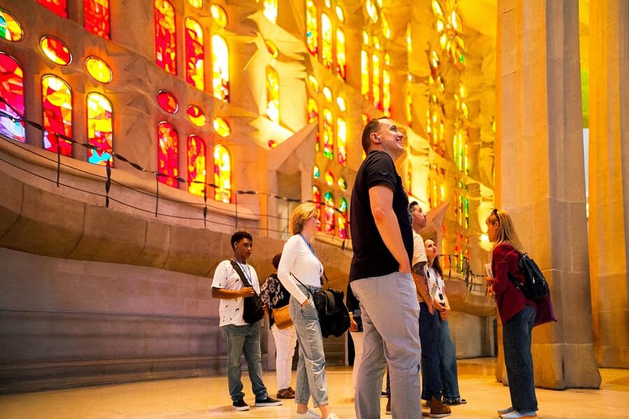 Barcelona: Sagrada Familia Priority Access Guided Tour - Meeting at Plaça de Gaudí
