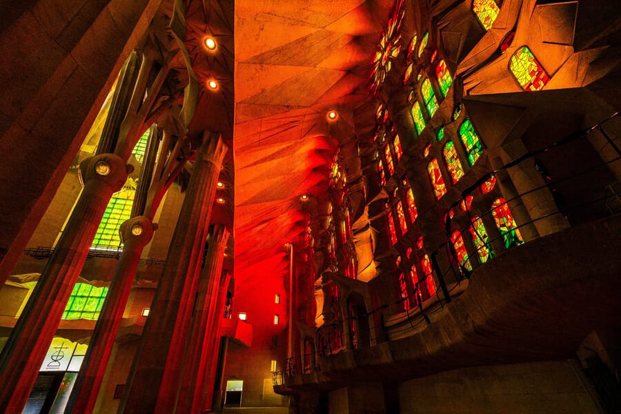 Barcelona: Sagrada Familia Priority Access Guided Tour - Why a live guide adds value