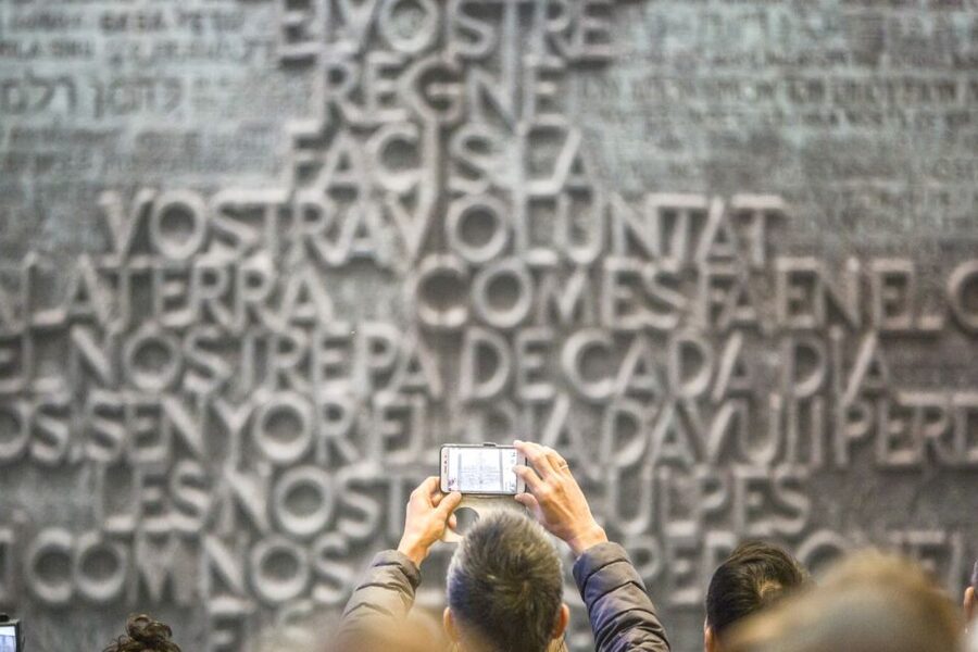 Barcelona: Sagrada Familia Skip-the-Line Guided Tour - Dress carefully and plan for the church rules