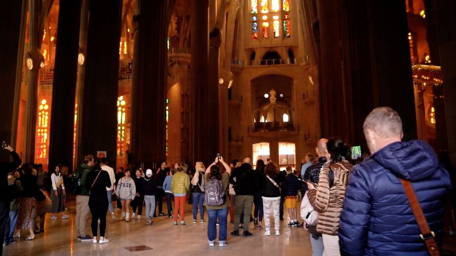 Barcelona: Sagrada Familia Skip-the-line Guided Tour - Reading the façades before you enter