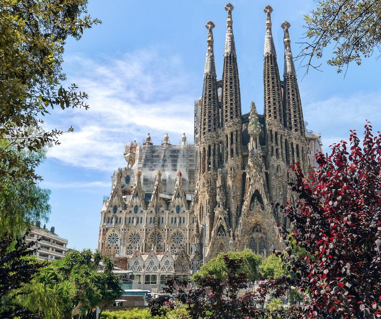 Barcelona: Sagrada Família Skip the Line Tour & Entry Ticket - Why a guide helps inside the Sagrada Família