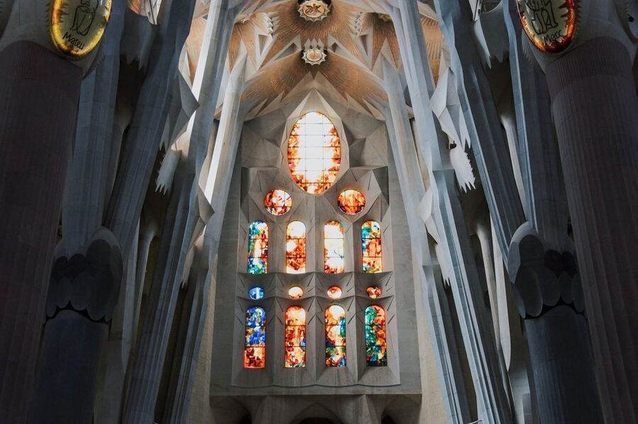 Barcelona: Sagrada Família Skip the Line Tour & Entry Ticket - Languages, access, and what to wear