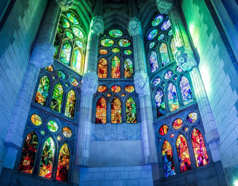 Barcelona: Sagrada Família Skip the Line Tour & Entry Ticket - Meeting the group at Fanal Modernista