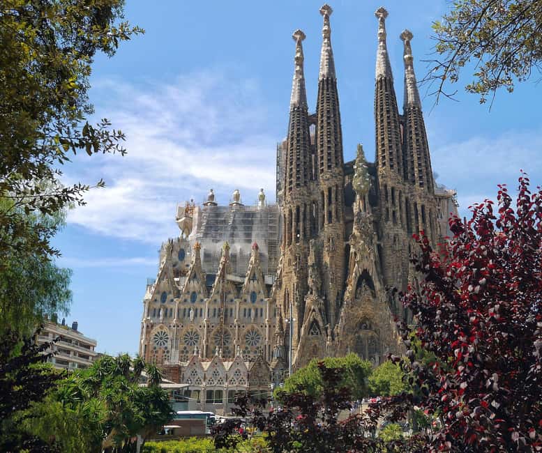 Barcelona: Sagrada Familia Skip-the-line Tour with Guide - Why a guide changes your Sagrada Familia visit