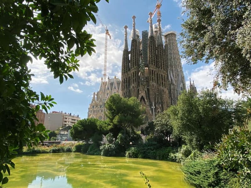 Barcelona: Sagrada Familia Skip-the-line Tour with Guide - Fast-track entry and the security wait
