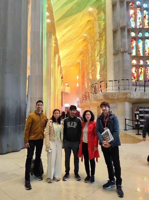 Barcelona: Sagrada Familia Skip-the-line Tour with Guide - Meeting at Avinguda de Gaudí, 9