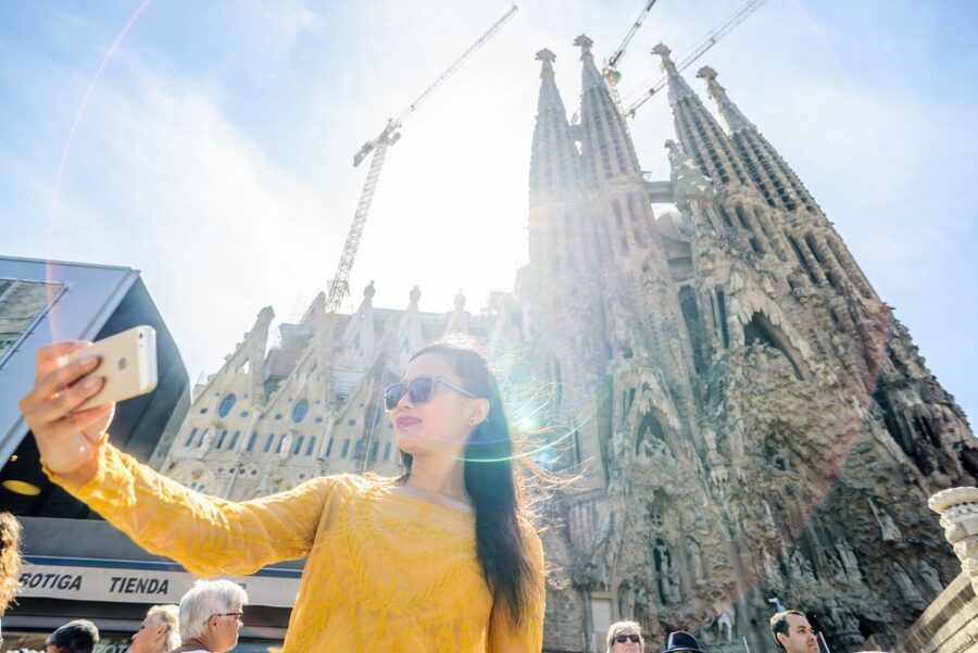 Barcelona: Sagrada Familia Tour & Optional Tower Visit - Group size, guide quality, and the pace