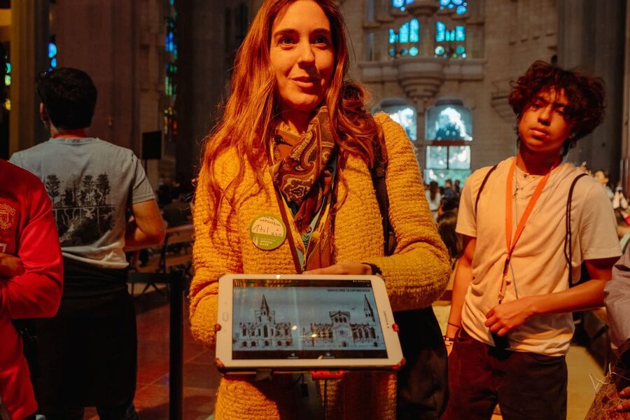 Barcelona: Sagrada Familia Tour w/Skip-the-Line Entry Ticket - Meeting near the basilica and choosing the cava option