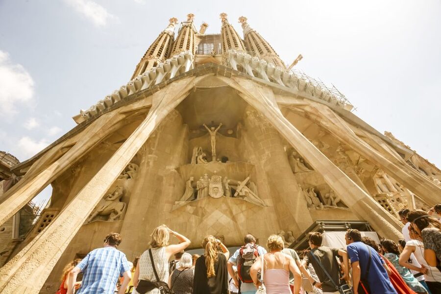 Barcelona: Sagrada Familia Tour with Optional Tower Access - Languages, pace, and who will enjoy it most