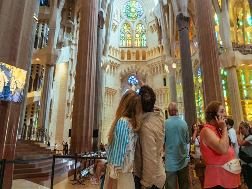 Barcelona: Sagrada Família Tour with Skip-the-Line Access - Inside Gaudí’s unfinished basilica