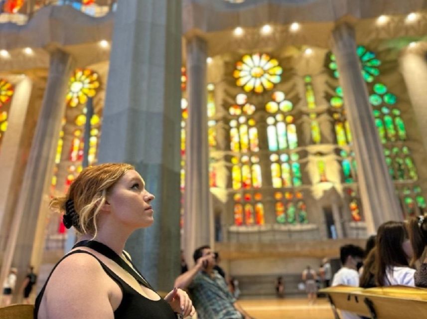 Barcelona: Sagrada Família Tour with Skip-the-Line Access - Meeting the guide and getting inside